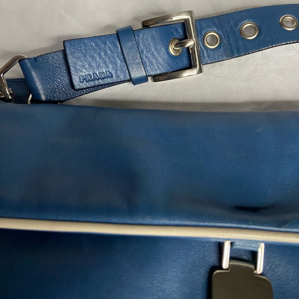 Prada vintage leather bag EXCELLENT CONDITION blue w white piping lock/keys - Picture 3 of 12